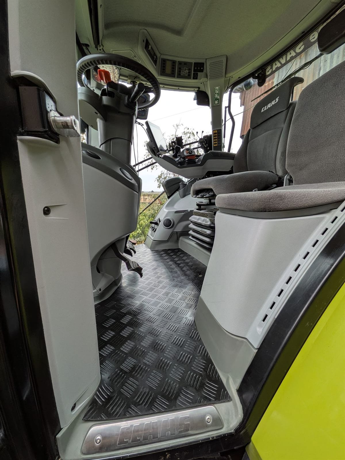 Après rénovation cabine tracteur Claas