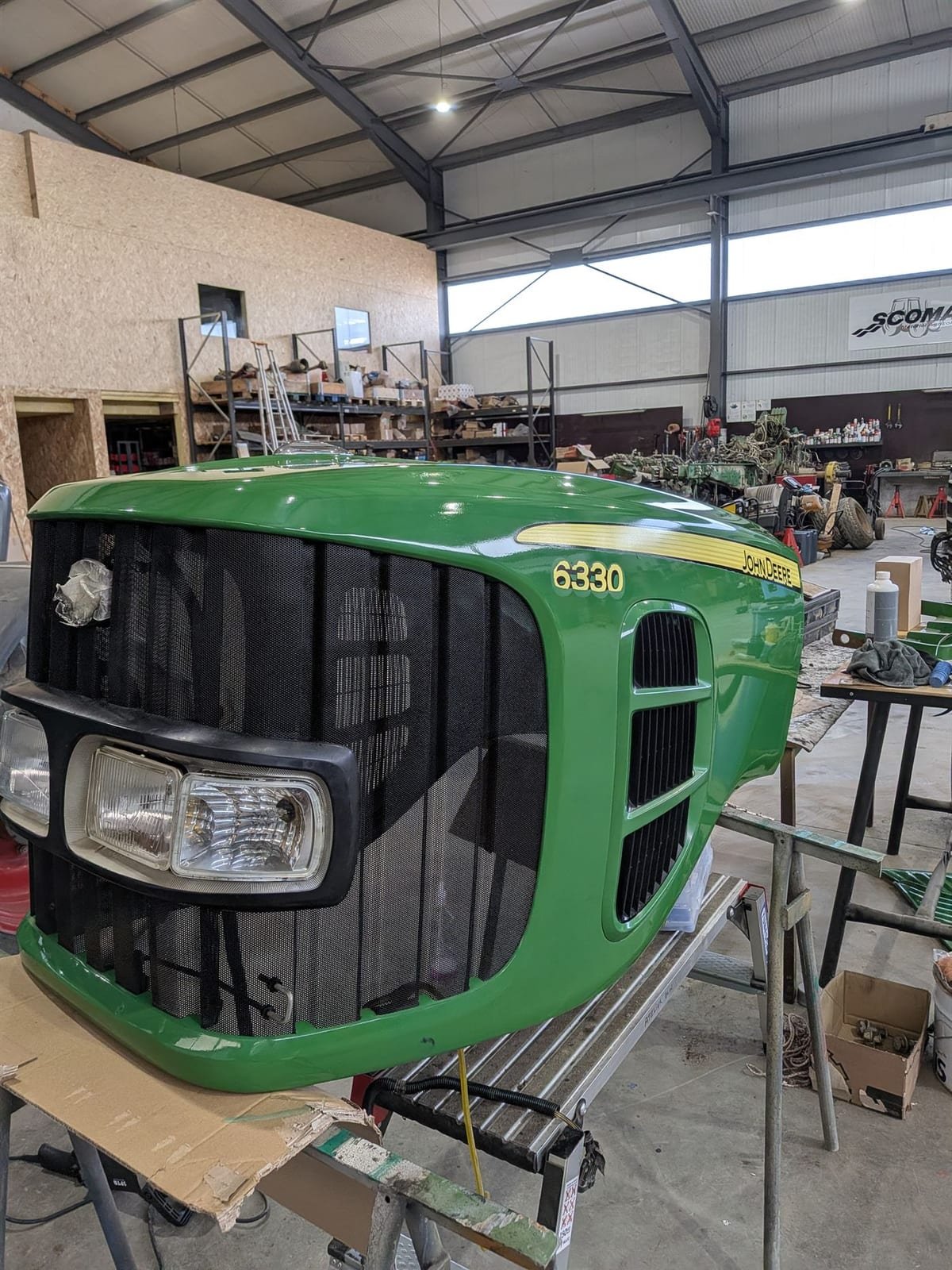 Après lustrage carrosserie John Deere 6330